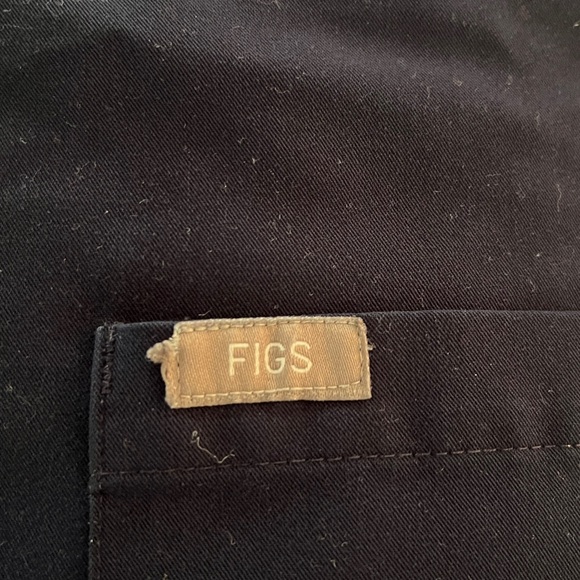 FIGS Men’s Leon Three-Pocket Scrub Top, size medium, navy - Picture 4 of 4